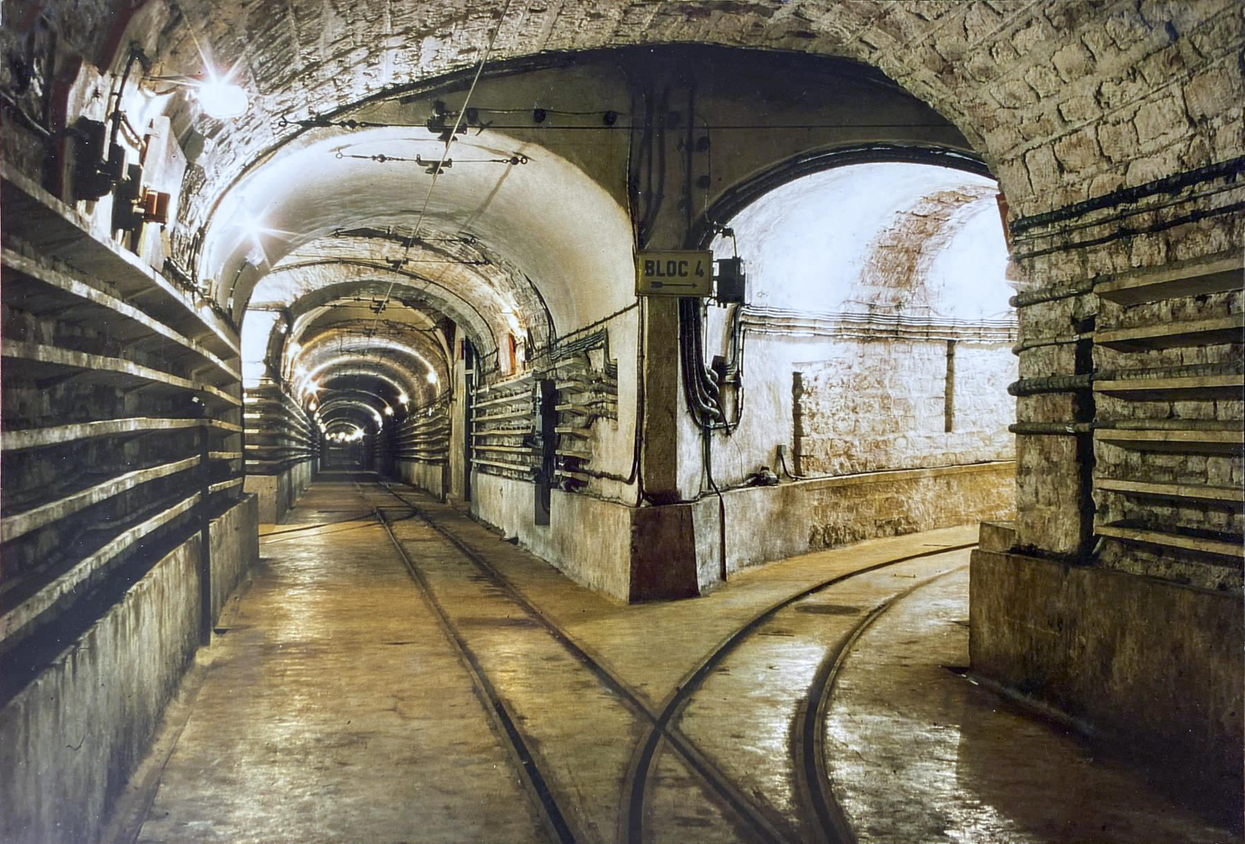 Ligne Maginot - FERMONT - A2 - (Ouvrage d'artillerie) - Extrémité de la galerie principale, vue vers les arrières. A droite la galerie vers bloc 4. A gauche la galerie vers les blocs 3, 5, et 6 - Jean-Louis NOSPELD