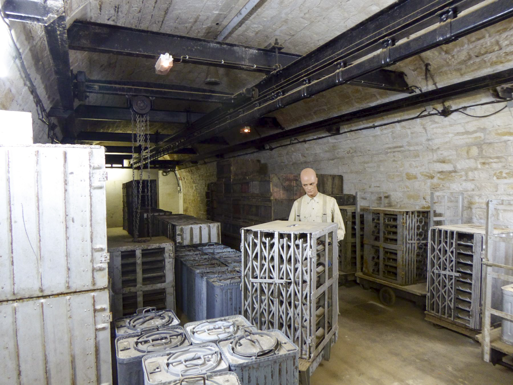 Ligne Maginot - FERMONT - A2 - (Ouvrage d'artillerie) - Magasin M1
Caissons à munitions et monorail de transport  - Daniel ELLENA - Philippe CUNY