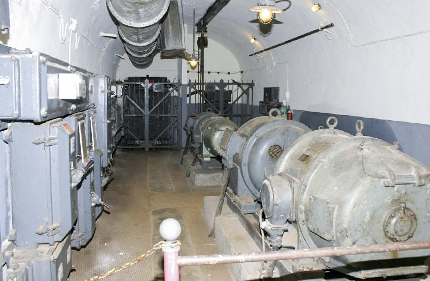 Ligne Maginot - FERMONT - A2 - (Ouvrage d'artillerie) - Sous-station traction
Les groupes convertisseurs de 70 et 40 KW permettant de générer le 600 V continu nécessaire à la traction électrique de l'ouvrage  - HUYGEN Georges