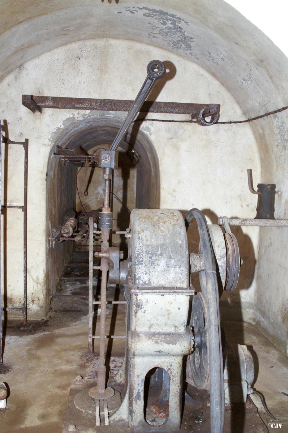 Ligne Maginot - FERMONT - A2 - (Ouvrage d'artillerie) - Local du puits
Au fond, une niche de stockage pour le matériel