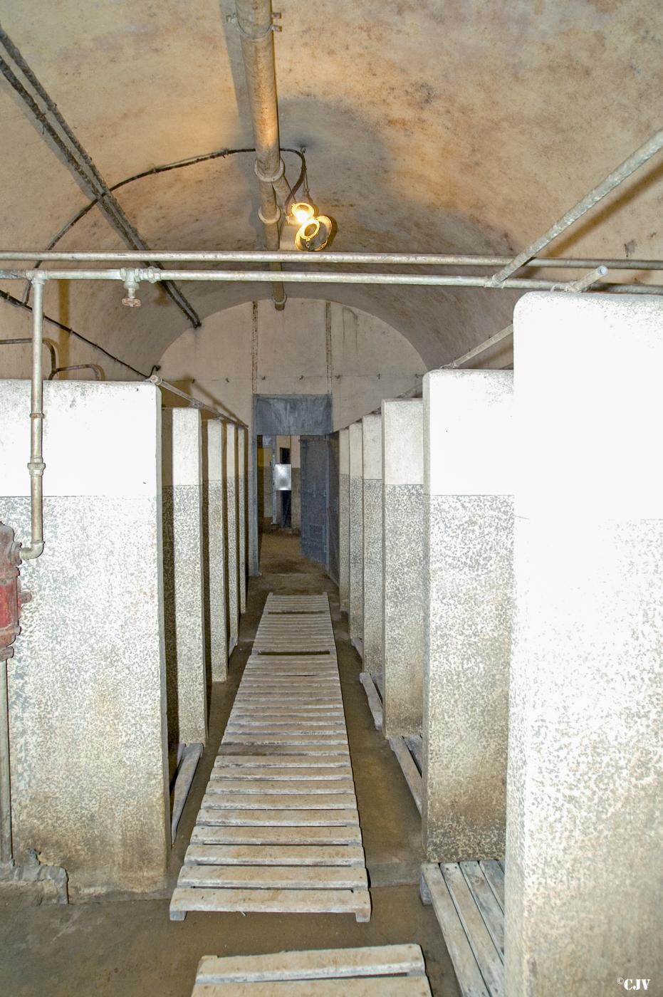 Ligne Maginot - FERMONT - A2 - (Ouvrage d'artillerie) - Douches de l'ouvrage 
Elles servent à la fois à l'hygiène de la troupe en temps normal et de douches de décontamination en cas d'attaque aux gaz - Lia VERMEULEN