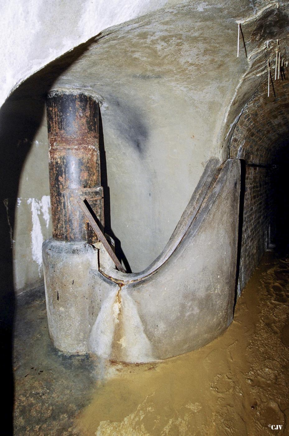 Ligne Maginot - FERMONT - A2 - (Ouvrage d'artillerie) - Une des arrivées de câbles - Lia VERMEULEN