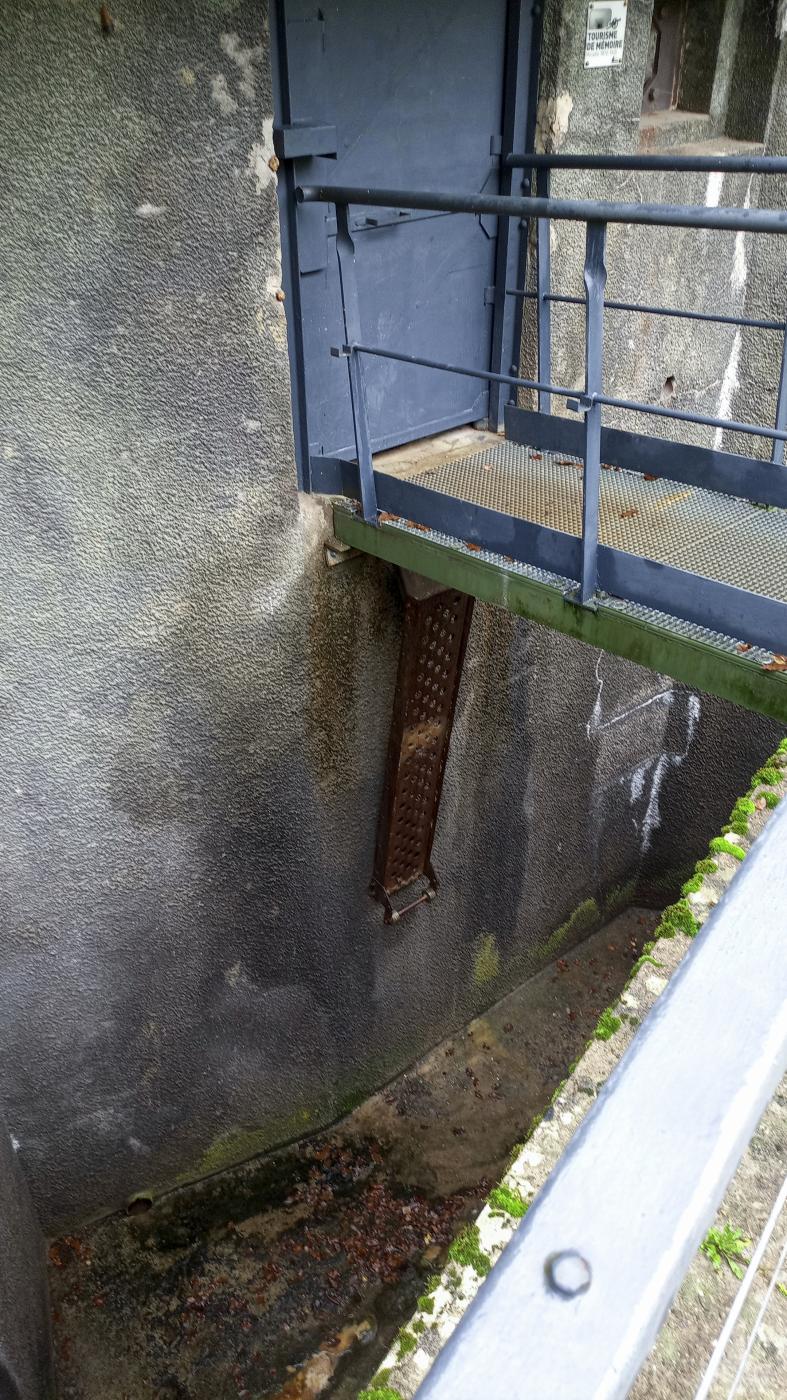 Ligne Maginot - BOIS KARRE - A12 - (Ouvrage d'infanterie) - Entrée avec la passerelle d'origine - Marc Fossoul