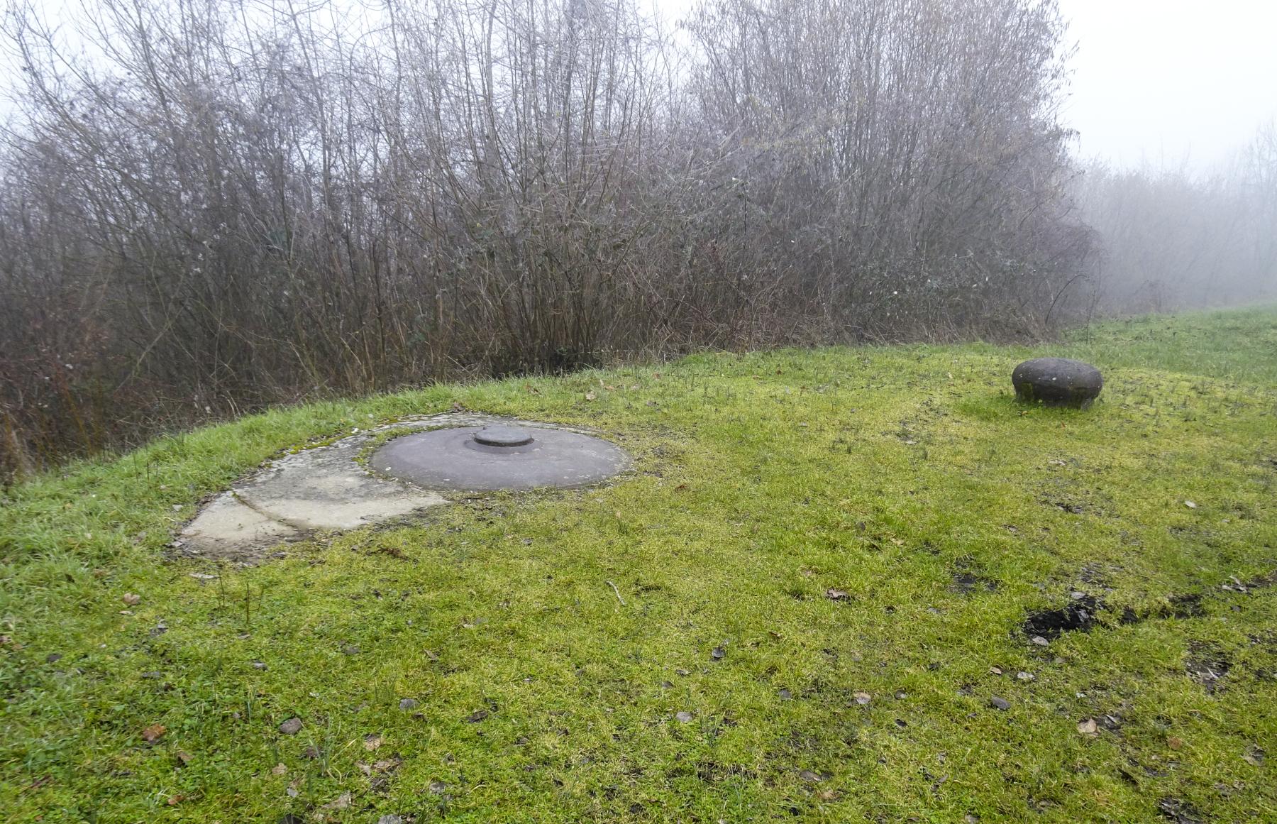 Ligne Maginot - HACKENBERG - A19 - (Ouvrage d'artillerie) - Bloc 11
Cloche VP et prise d'air - Marc Fossoul