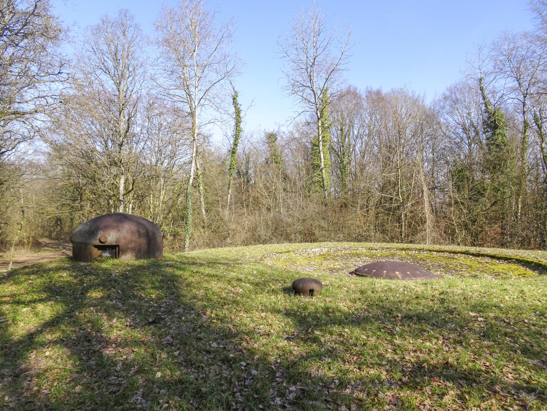 Ligne Maginot - HACKENBERG - A19 - (Ouvrage d'artillerie) - Bloc 3
Tourelle de 81, cloche GFM et prise d'air - Marc Fossoul