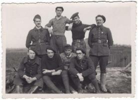 Ligne Maginot - FERME DU BOIS DU FOUR - O10 - (Observatoire d'artillerie) - Une partie de l'équipage de l'observatoire
Groupe B
Roland Petit - radio 18e génie - est en haut le premier à gauche