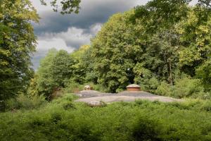 Ligne Maginot - BOUSSE - A24 - (Ouvrage d'infanterie) - Bloc 3
Vue générale avec les deux cloches GFM et la tourelle mitrailleuse en position de tir