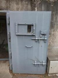 Ligne Maginot - PEILLE - (Central téléphonique isolé) - Entrée de droite  
Les détails de la porte