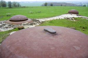 Ligne Maginot - LATIREMONT - A3 - (Ouvrage d'artillerie) - Bloc 2
Au premier plan la cloche Obs VDP. Au second plan la tourelle mitrailleuse et la cloche GFM
