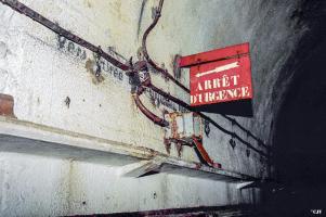 Ligne Maginot - LATIREMONT - A3 - (Ouvrage d'artillerie) - Bouton d'arrêt d'urgence de la traction permettant la mise hors tension de la caténaire.