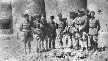 Ligne Maginot - ROCHONVILLERS - A8 - (Ouvrage d'artillerie) - Bloc 5
Quelques officiers autour de leur commandant:
de gauche à droite les capitaines Abonneau (artillerie de l'ouvrage) et Léveillé (infanterie de l'ouvrage), les lieutenants Chabernaud (PC artillerie) et Berland (B 6), le chef d'escadron Guillemain, le lieutenant Lamy (B 7), le sous lieutenant Ballot (B 5), et les lieutenants Pamart, Pillot et X.