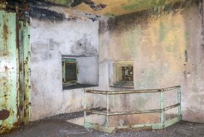 Ligne Maginot - ROCHONVILLERS - A8 - (Ouvrage d'artillerie) - Entrée munitions
Les deux créneaux FM de droite. Seul le premier a été remplacé par une bouche d'aération lors de la modernisation. 