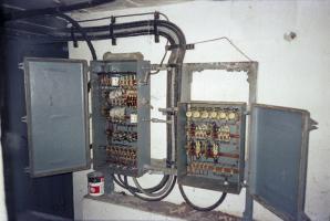 Ligne Maginot - COL DE GARDE (G) - EO10 - (Abri actif) - Bloc 1
Le système de commande du monte-charge à l'étage supérieur