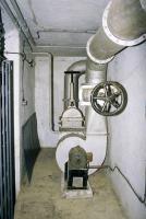 Ligne Maginot - COL DE GARDE (G) - EO10 - (Abri actif) - Bloc 1
Etage intermédiaire
Ventilation et grille du monte-charge