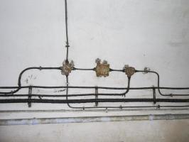 Ligne Maginot - COL DE GARDE (G) - EO10 - (Abri actif) - Chambrée, connexions électriques.