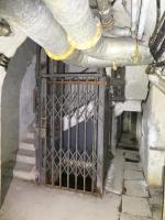 Ligne Maginot - COL DE GARDE (G) - EO10 - (Abri actif) - Bloc 1
Au pied du bloc l'ascenseur et à droite la galerie de service bouchée.