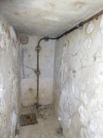 Ligne Maginot - COL DE GARDE (G) - EO10 - (Abri actif) - Bloc 1
La galerie de service bouchée qui sert de sortie d'égout et d'arrivée d'un câble téléphonique (sous réserve).