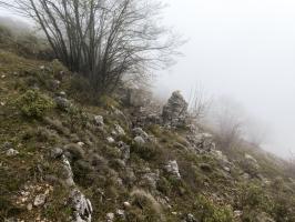 Ligne Maginot - CIME DES CABANELLES - (Observatoire d'artillerie) - Environnement
Restes d'un petit abri 'métro' en contrebas de l'observatoire.