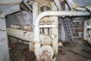 Ligne Maginot - ROCHONVILLERS - A8 - (Ouvrage d'artillerie) - Bloc 1
Tourelle de mitrrailleuses, au premier plan, le système de ventilation de la tourelle