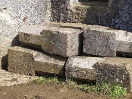 Ligne Maginot - THONNE LE THIL - (Casemate d'infanterie - Double) - Amas de bornes numérotées à droite de l'entrée