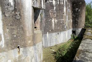 Ligne Maginot - ROCHONVILLERS - A8 - (Ouvrage d'artillerie) - Bloc 5
Vue du fossé diamant dans le sens de tir. Noter le créneau de défense du fossé.