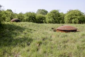 Ligne Maginot - ROCHONVILLERS - A8 - (Ouvrage d'artillerie) - Bloc 6
Vue d'ensemble avec la cloche GFM à gauche et la tourelle de 135 à droite en position de tir