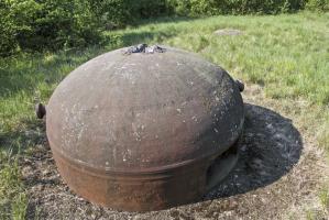 Ligne Maginot - ROCHONVILLERS - A8 - (Ouvrage d'artillerie) - Bloc 6
Cloche GFM
Essais de charge creuse sur le sommet de celle-ci.
Noter la cloche LG à l'arrière-plan 