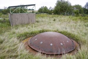 Ligne Maginot - ROCHONVILLERS - A8 - (Ouvrage d'artillerie) - Bloc 9
Tourelle mitrailleuse.
La cloche GFM se trouvait à l'emplacement du bâtiment léger à l'arrière-plan.
