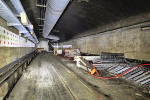 Ligne Maginot - ROCHONVILLERS - A8 - (Ouvrage d'artillerie) - Les aménagements du PC Guerre 
Le bas du plan incliné de l'entrée munitions
La première gare de l'ouvrage
Les dégâts dus aux fumées sont déjà visibles, et ce n'est pas fini ...