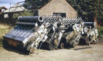 Ligne Maginot - ROCHONVILLERS - A8 - (Ouvrage d'artillerie) - Les moteurs de l'ouvrage sortis et stockés un temps dans le Camp d'Angevillers lors de la rénovation de l'usine électrique en 1983
