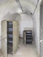 Ligne Maginot - COL DE GARDE (G) - EO10 - (Abri actif) - Local des vivres (sous réserve). Le mobilier provient du Central-Pc. 