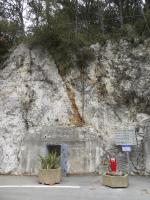 Ligne Maginot - PEILLE - (Central téléphonique isolé) - Entrée gauche avec au dessus le poteau d'arrivée des lignes aériennes.
