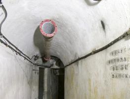 Ligne Maginot - COL DE GARDE (G) - EO10 - (Abri actif) - Bloc 3
Rejet de l'air vers le puits de la cloche, ainsi que le marquage de la présence de fusées et détonateurs pour mortier de 50.