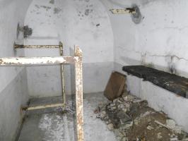 Ligne Maginot - COL DE GARDE (G) - EO10 - (Abri actif) - Magasin du génie avec ses lits et son établi.