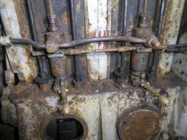 Ligne Maginot - COL DE GARDE (G) - EO10 - (Abri actif) - L'usine électrique
Les pompes d'injection avec les leviers de décompression