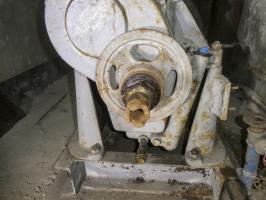 Ligne Maginot - COL DE GARDE (G) - EO10 - (Abri actif) - L'usine électrique
Mécanisme de lancement du moteur à l'aide d'une manivelle. Verticalement le filtre à huile et en jaune le bouchon de vidange. En bas à droite l'arrivée d'eau pour le refroidissement.