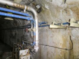 Ligne Maginot - COL DE GARDE (G) - EO10 - (Abri actif) - L'usine électrique
En gris le tuyau d'évacuation des gaz moteur. A droite le support du réservoir de 55 litres de fuel et au même niveau l'arrivée d'eau des réservoir principaux du bloc 2 pour alimenter la cuve de refroidissement.