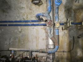 Ligne Maginot - COL DE GARDE (G) - EO10 - (Abri actif) - L'usine électrique
Système de refroidissement. L'eau arrive au niveau du sol et est injecté dans le moteur avec la pompe centrifuge, elle ressort par le haut du moteur pour se diriger vers l'aérorefroidisseur du bloc 1 (ou pas), puis vers le réservoir de 5000 litres.