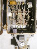 Ligne Maginot - COL DE GARDE (G) - EO10 - (Abri actif) - L'usine électrique
Tableau divisionnaire.
Le sectionneur d'une des quatre lignes principales