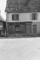 Ligne Maginot - BLOTZHEIM CENTRE 2A - (Blockhaus pour arme infanterie) - Le blockhaus est construit dans l'ilmmeuble au lieu du magasin d'avant guerre dont la devanture a été supprimée