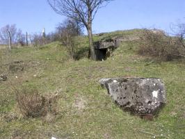 Ligne Maginot - REBBERG - (Chambre de coupure) - La chambre de coupure 6B du Rebberg avec au second plan, l'entrée sud de l'observatoire et en arrière plan sur la droite, l'entrée nord
