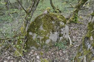 Ligne Maginot - BATTENHEIM ECLUSE 44 SUD - (Cuve pour arme d'infanterie) - les restants de la dalle arrondi et une partie du créneau de tir