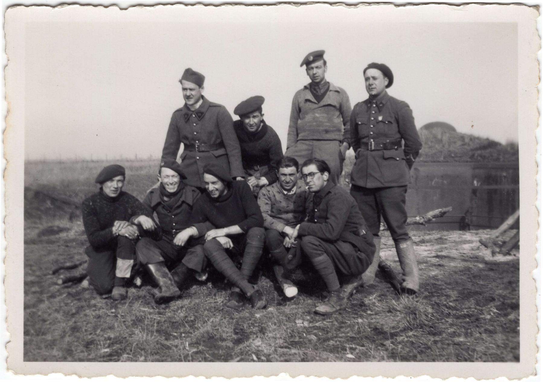 Ligne Maginot - FERME DU BOIS DU FOUR - O10 - (Observatoire d'artillerie) - Une partie de l'équipage de l'observatoire
Groupe A
Roland Petit - radio 18e génie - est en haut le premier à gauche - Inconnu