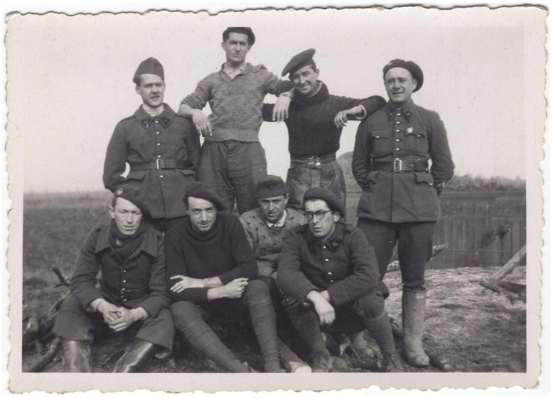 Ligne Maginot - FERME DU BOIS DU FOUR - O10 - (Observatoire d'artillerie) - Une partie de l'équipage de l'observatoire
Groupe B
Roland Petit - radio 18e génie - est en haut le premier à gauche - Inconnu