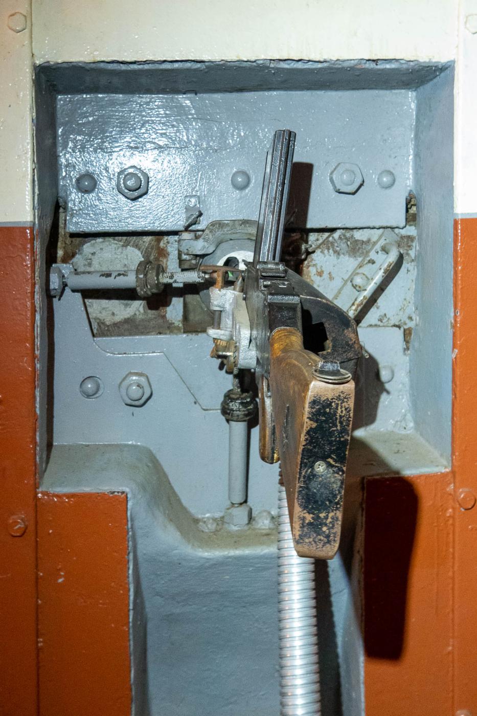 Ligne Maginot - BOUSSE - A24 - (Ouvrage d'infanterie) - Bloc entrée
FM24/29 en position de tir - Michel Teiten