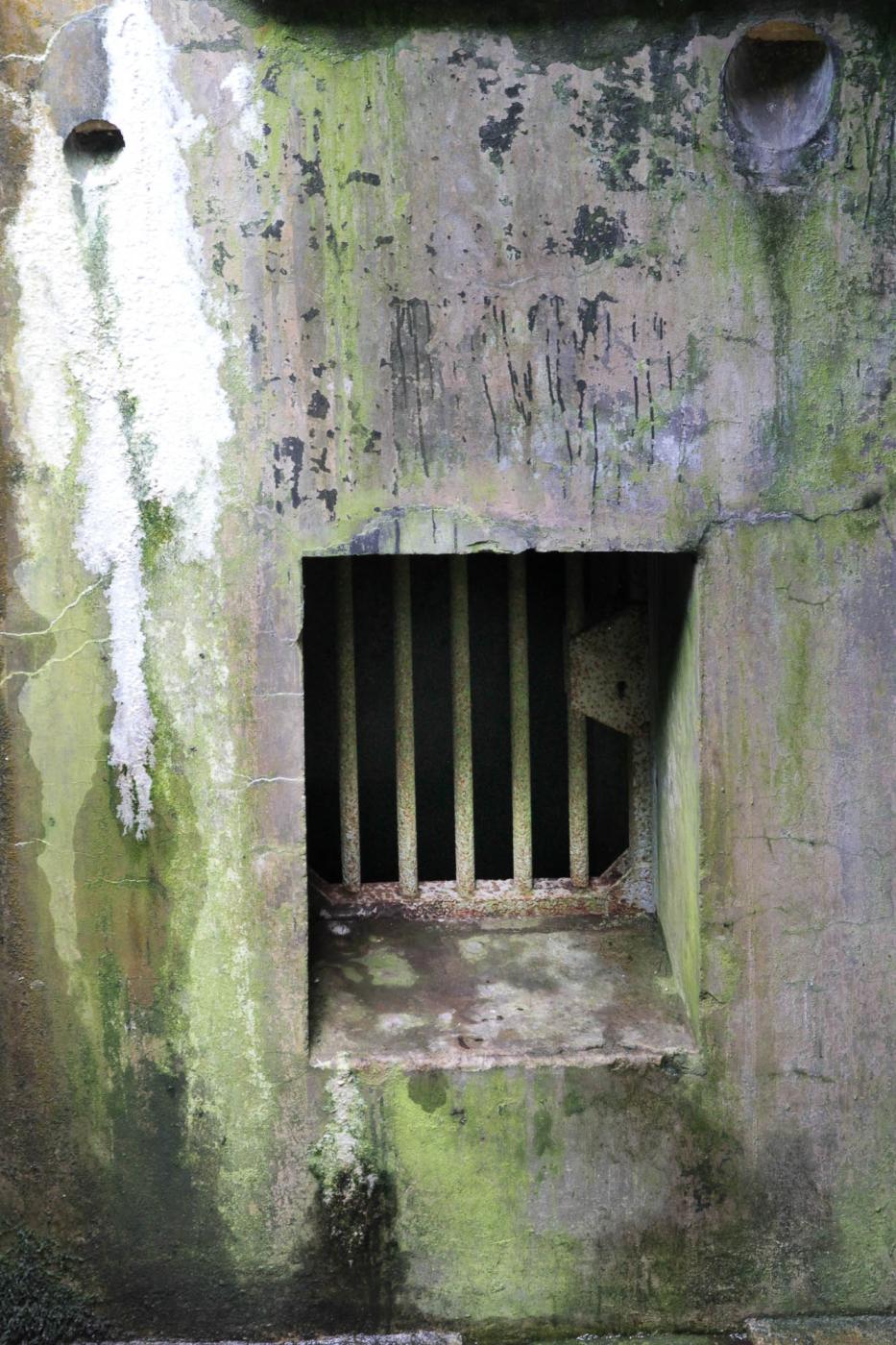 Ligne Maginot - BOUSSE - A24 - (Ouvrage d'infanterie) - Bloc 3
Sortie de secours dans le fossé diamant - Michel Teiten