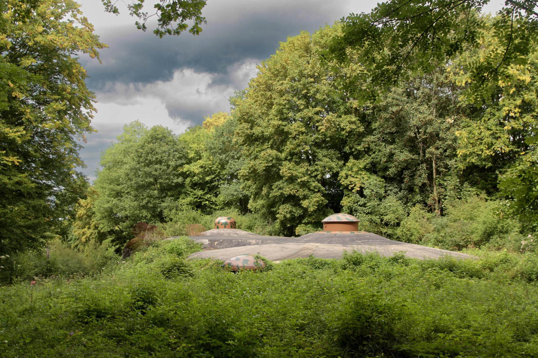 Ligne Maginot - BOUSSE - A24 - (Ouvrage d'infanterie) - Bloc 3
Vue générale avec les deux cloches GFM et la tourelle mitrailleuse en position de tir - Michel Teiten