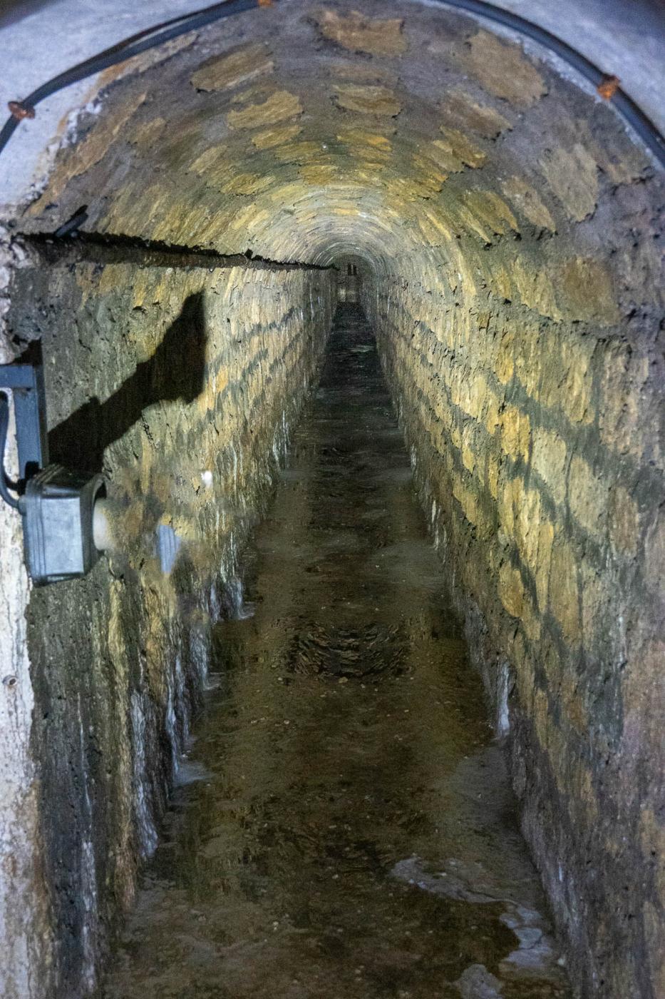 Ligne Maginot - BOUSSE - A24 - (Ouvrage d'infanterie) - Egout visitable
On devine l'arrivée des câbles tout au fond - Michel Teiten