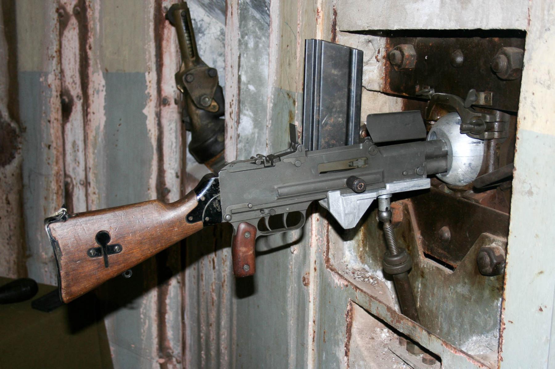 Ligne Maginot - MICHELSBERG - A22 - (Ouvrage d'artillerie) - Entrée mixte
FM 24/29 en position de tir - Michel Teiten