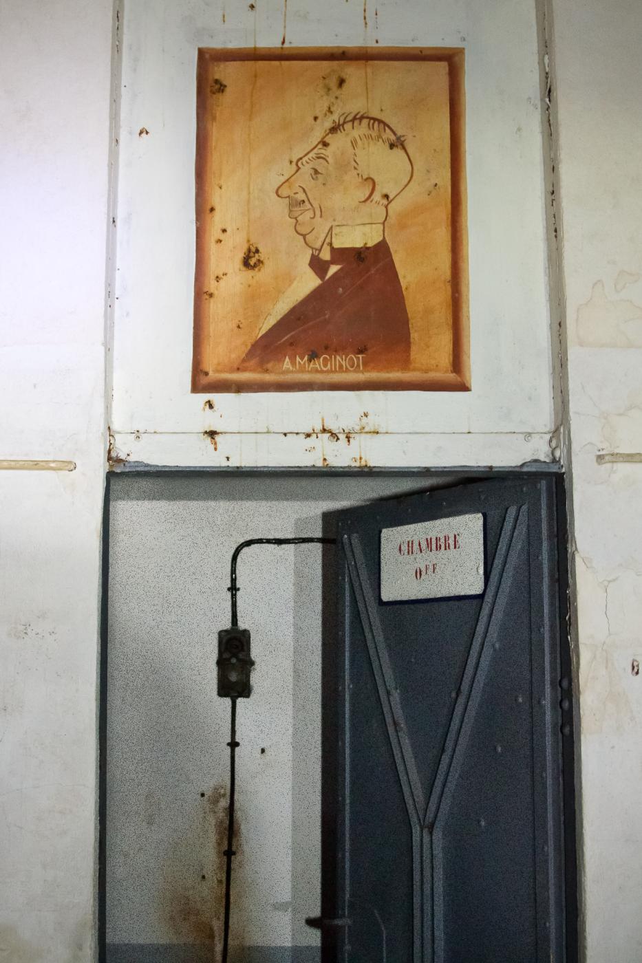 Ligne Maginot - SIMSERHOF - (Ouvrage d'artillerie) - PC
Portrait d'André Maginot au-dessus de l'entrée d'une chambre d'officier - Michel Teiten